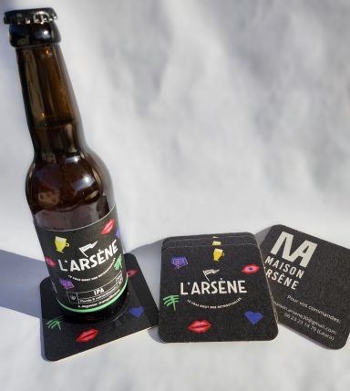 Bouteille de bière "l'Arsène" avec des sous-bocks colorés.