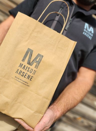 Sac en papier kraft avec le logo "MAISON ARSENE" sur le devant.