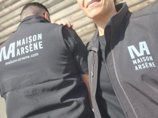Deux personnes portant des vestes avec le logo de "Maison Arsène" visible.